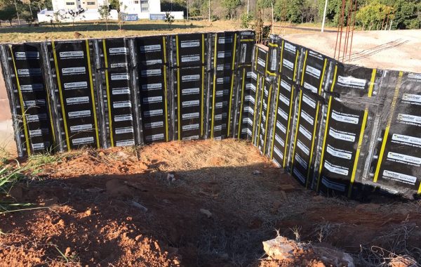 Aplicação de manta asfáltica em muro de arrimo