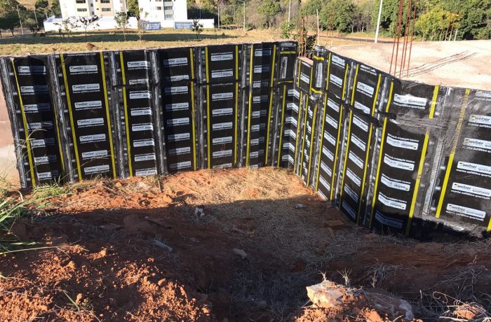 Aplicação de manta asfáltica em muro de arrimo