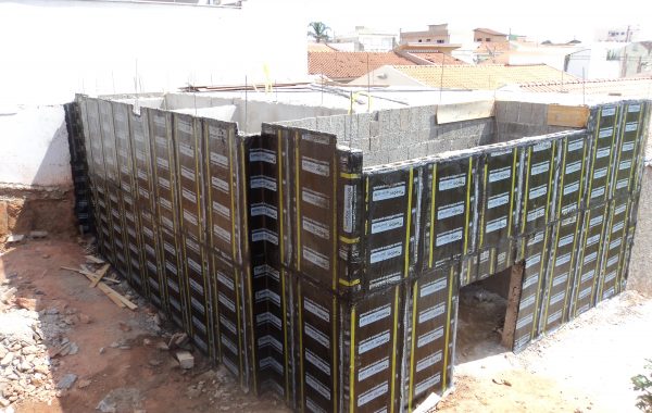 Aplicação de manta asfáltica em Muro de Arrimo