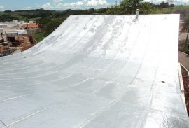 Aplicação de manta asfáltica alumínio em laje.